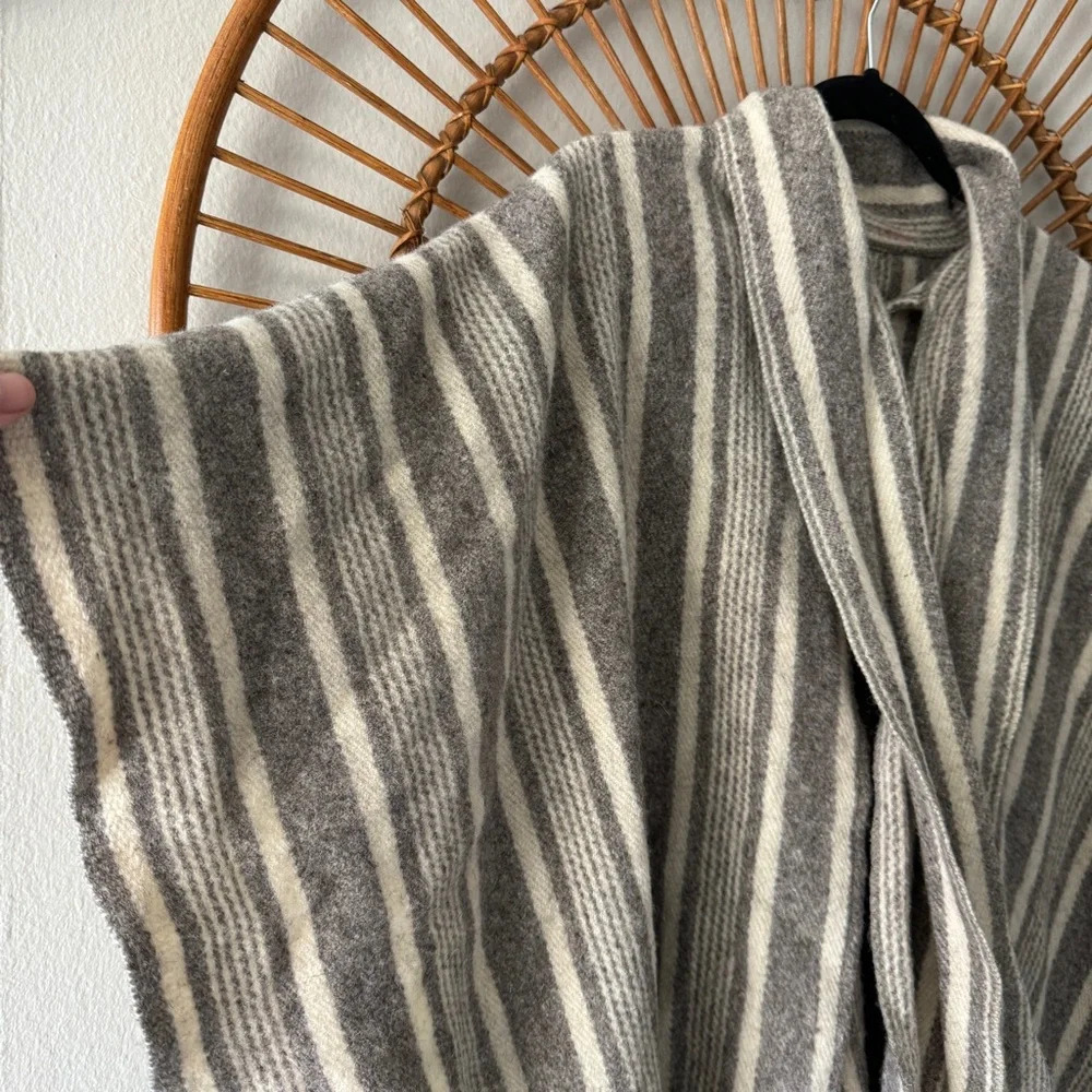 Wool fringe striped poncho built in scarf One size - Picture 5 of 9
